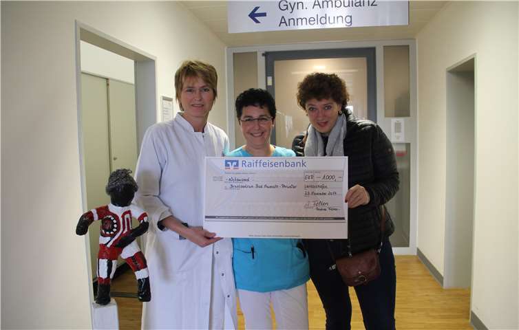 Andrea Felten (rechts) überreicht dem Brustzentrum am Marienhaus Klinikum im Kreis Ahrweiler als Dank für die hervorragende medizinische Betreuung eine Spende über 1.000 Euro. privat