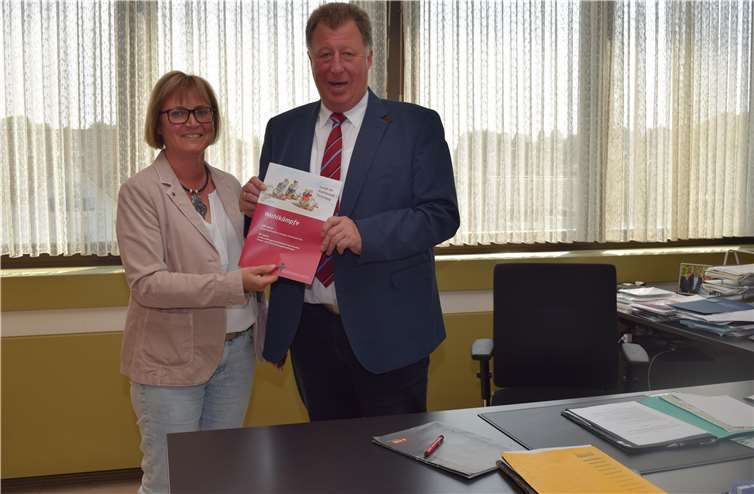 Andrea Frorath, Gleichstellungsbeauftragte der Verbandsgemeinde Dierdorf überreichte die Broschüre an Bürgermeister Horst Rasbach.  Verbandsgemeinde Dierdorf