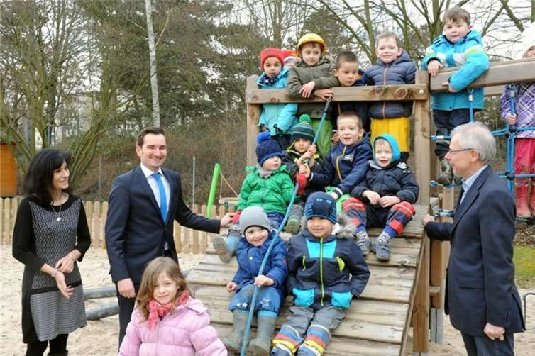 Andrea Gäb, Kindertagesstätte St. Hildegard, (l.) und der Geschäftsführer des Caritasverbandes Ahrweiler Richard Stahl (r.) freuten sich gemeinsam mit Raphael Mondry, Leiter der Sparkassen-Filiale in Ahrweiler, (2. v. l.) über die 5.000 Euro Spende der Kreissparkasse Ahrweiler.