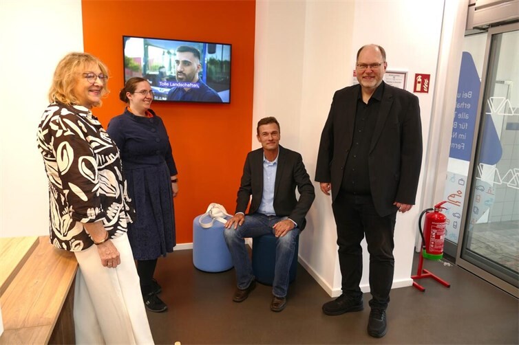 Andrea Georgi, Laura Koch, Steffen Breuer und Thorsten Müller bei der „Übergabe“ des neuen Fahrgastzentrums in Remagen.  Foto: AB