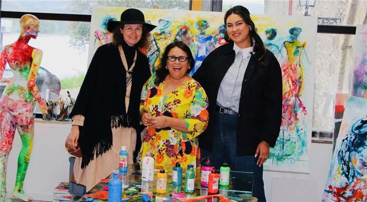 Andrea Grimm Künstlerin und PR-Managerin, Lúcia Hinz Gründerin und 1. Vorsitzende Colors for Peace e.V, Vivien Blotzki Germany´s next Topmodel von 2023. Fotos: Einig Unternehmensberatung GmbH
