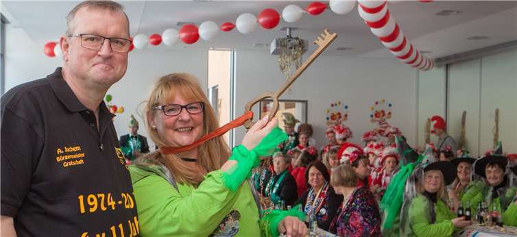 Andrea Hamacher, die Obermöhn der Leimersdorfer Möhnen, präsentierte den närrischen Weibern jubelnd den Ringener Rathausschlüssel, den ihr Bürgermeister Achim Juchem kampflos überlassen hatte. JOST