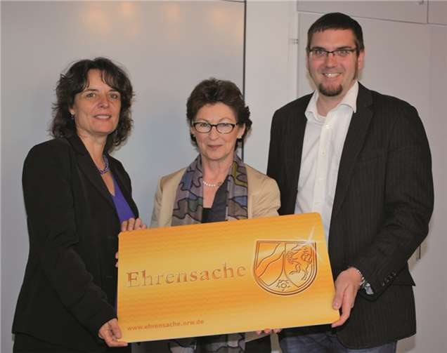 Andrea Hankel (v.l.n.r.), Renate Offergeld und Jens Forstner freuen sich, dass die Ehrenamtskarte nunmehr auch in Wachtberg aktiv ist.  Gemeinde Wachtberg/ ms