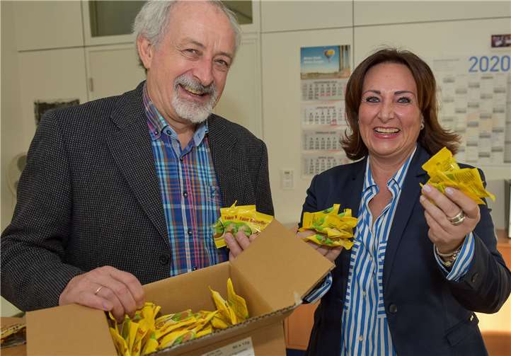Andrea Haupt und Wolfgang Rahn mit fair gehandelten Kamelle Foto: SWN