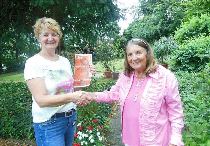 Andrea Herter übergab den Gutschein an die glückliche Gewinnerin. privat