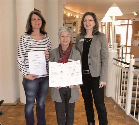 Andrea Herter und Brigitte Mayer haben erfolgreich an berufsbegleitenden Weiterbildungen teilgenommen.  Privat
