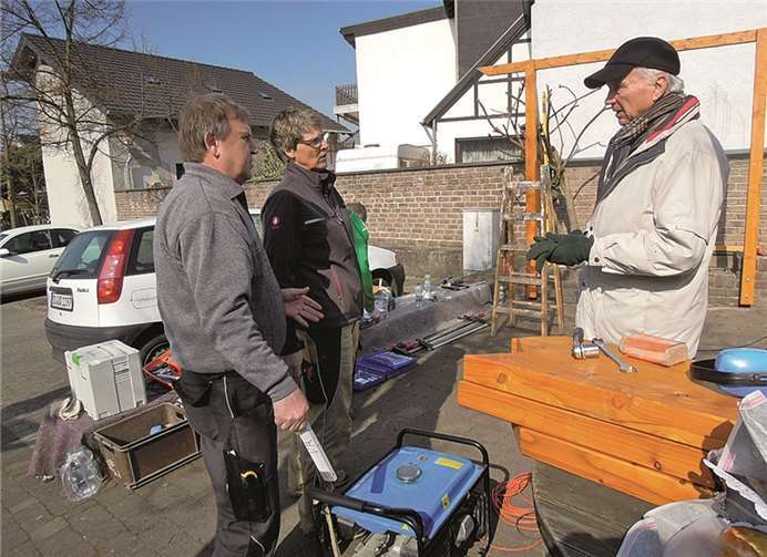 Andrea Kroymann und Wladimir Ziuzin („Neue Pfade“) bei der Lagebesprechung mit Wolfgang Czycholl (HVV). privat