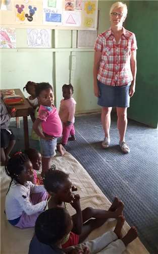 Andrea Kuhl im Klassenzimmer der Haganini Primary School.privat