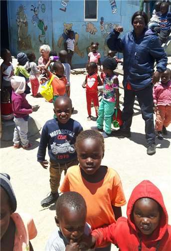 Andrea Kuhl umringt von den Kindern in Lucky’s Kindergarten.