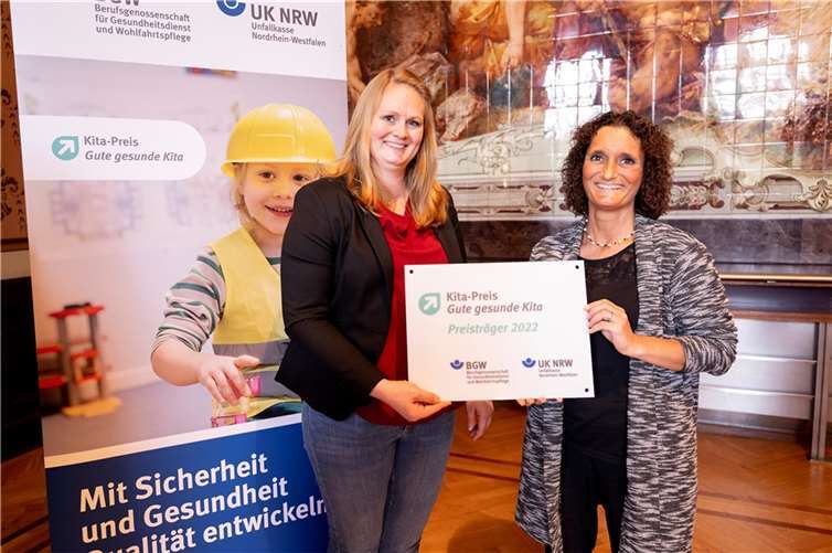 Andrea Kutsch und Linda De Riso von der Kita Konfetti freuen sich über die Auszeichnung in Wuppertal. Foto: Frauke Schumann/Unfallkasse NRW