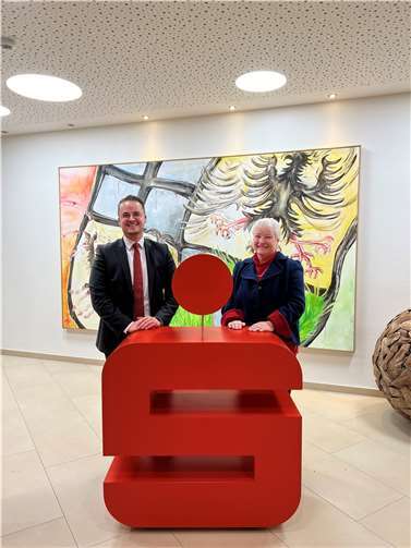 Andrea Literski-Haag, Vorsitzende des donum vitae Ahrweiler e. V., und René Schell freuen sich über die gute Zusammenarbeit.  Foto: Marco Seydel – Kreissparkasse Ahrweiler)