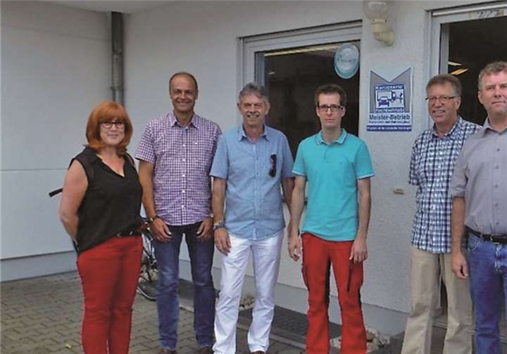 Andrea Loch (v.l.), Thomas Braunstein und Herbert Keifenheim mit dem Leiter der Lackiererei Schneider, Stefan Schneider, Gernot Busch und Bruno Müller (beide SPD) und Firmengründer Josef Schneider. privat