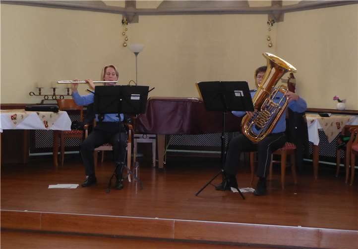 Andrea Menyhard (Flöte) und Gabor Rabi (Tuba) spielten unter anderem bekannte Stücke aus der Nussknackersuite. Fotos: privat