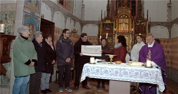 Andrea Monreal übergab den Scheck an den Vorsitzenden Bernd Schiffarth: (v.li.) Maria Theisen, Inge Schorn, Renate Hoffmann, Andreas Solheid, Bernd Schiffarth, Helga Meurer, Andrea Monreal, Pastor Volker Dupont.UM