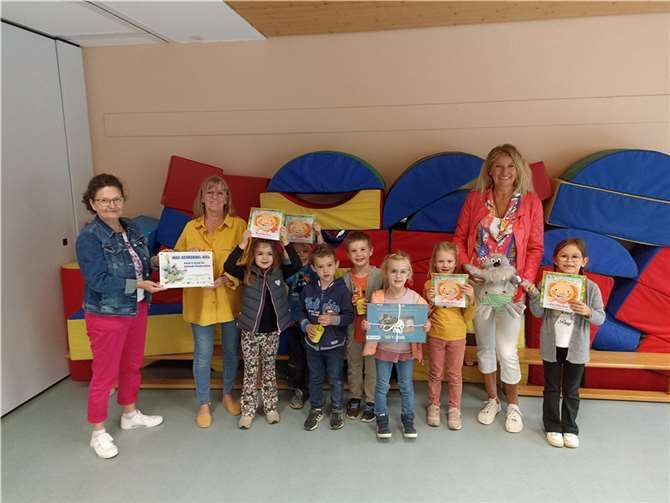 Andrea Motz (l) dankt Brigitte Schmickler (m) von der Kita sowie Patenzahnärztin Dr. Heike Rump-Schaefer (r) und überreicht die Auszeichnung den jubelnden Kindern.  Fotos: Andrea Motz