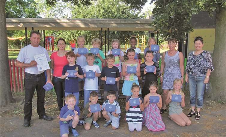 Andrea Motz (r.) und Heike Lück (2. v. r.) von der Arbeitsgemeinschaft Jugendzahnpflege gratulieren der Klasse 2b mit Klassenleiter Michael Stein und überreichen mit der betreuenden Patenzahnärztin Dr. Steffi Beckmann (2. v. l.) den Gewinnerpreis.  privat