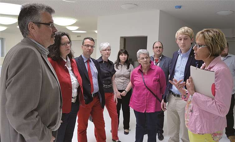 Andrea Nahles (2.v.li.) besichtigt unter Führung von Kita-Leiterin Frau Butter die Kindertagesstätte St. Nikolaus in Mendig. privat