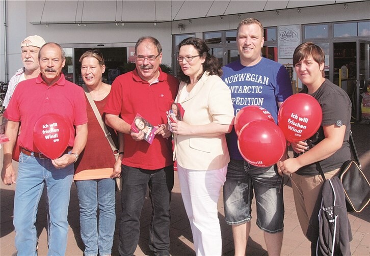 Andrea Nahles MdB zusammen mit der Polcher SPD bei der Infokampagne in Polch (v. l.): Günther Becker, Robert Brand, Gabriele Schnitzler, Günter Schnitzler, Andrea Nahles, Michael Walo und Anne Keßler.Privat