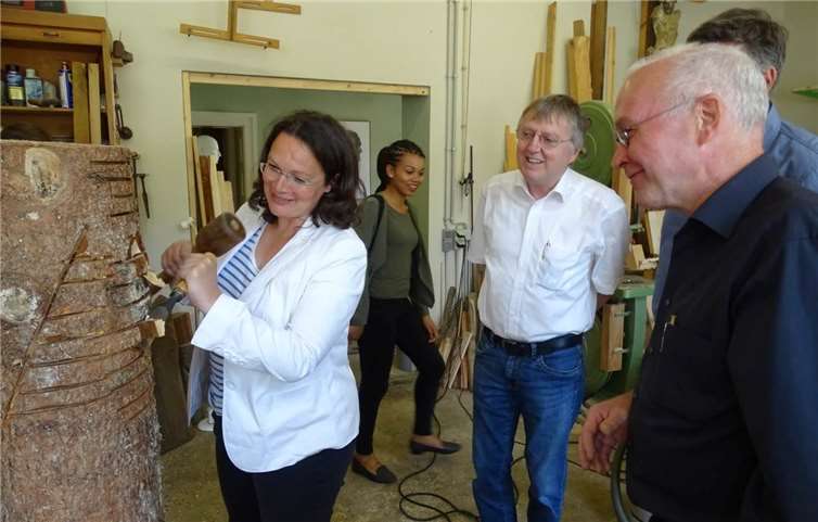 Andrea Nahles (SPD) (1.v.l.) beim Besuch des Ateliers der Bildhauers Rudolf P. Schneider (1.v.r.)privat