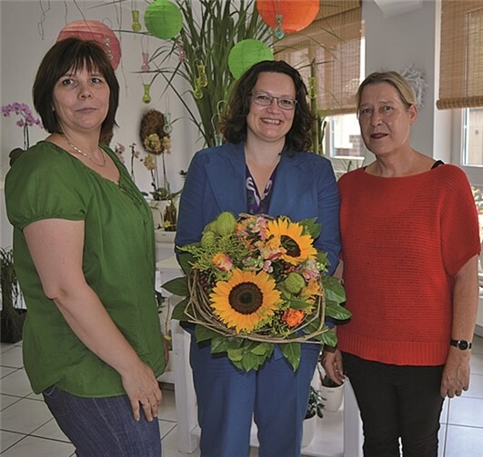 Andrea Nahles freute sich riesig, von den beiden Inhaberinnen bedient zu werden. Privat