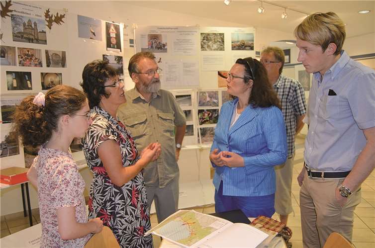 Andrea Nahles im Gespräch mit Mitgliedern der Amphibienfreunde Maria Laach. privat