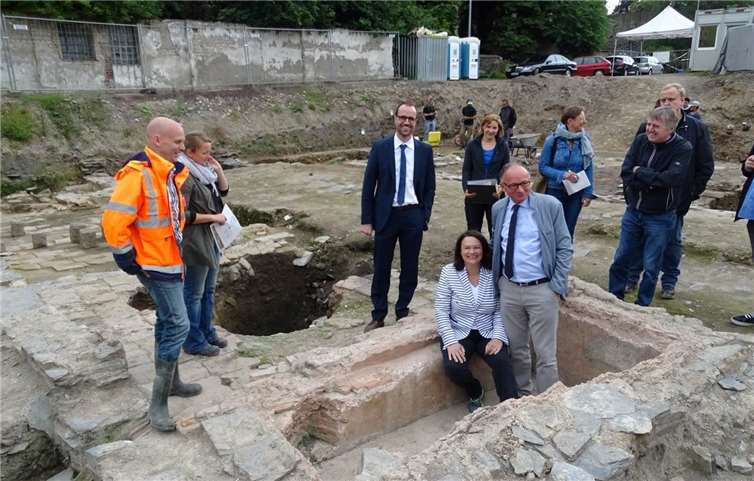 Andrea Nahles konnte bei ihrem Besuch live bei dem Fund einer Münze dabei sein. privat