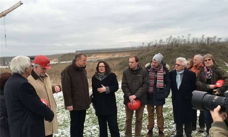 Andrea Nahles machte sich zusammen mit der SPD Grafschaft ein Bild vom Fortschritt der Baustelle. privat