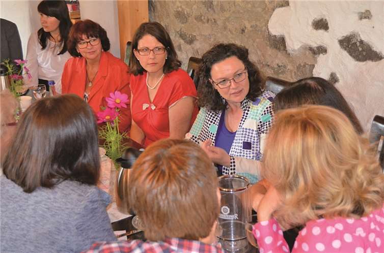 Andrea Nahles mit Frauen aus der Region beim Frauenfrühstück. privat