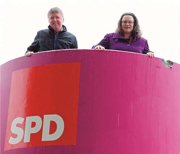Andrea Nahles mit einem Mitarbeiter auf der „Dialog-Box“.