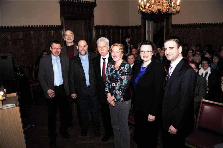 Andrea Nahles stand ebenso wie die SPD-Verantwortlichen aus der Stadt Sinzig und dem Kreis Ahrweiler bei einem kleinen Stehkonvent auch zur Diskussion und persönlichen Gesprächen zur Verfügung. Dazu gesellt hatten sich dabei auch Staatssekretärin Beate Reich und MdL Marcel Hürter.RÜ