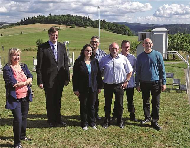 Andrea Nahles stattete bei strahlendem Sonnenschein der Wetterstation in Barweiler einen Besuch ab. privat