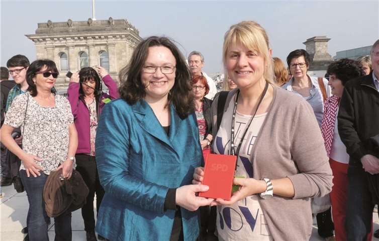 Andrea Nahles übergab Neu-Genossin Daniela Gröner ihr Parteibuch persönlich in Berlin. privat