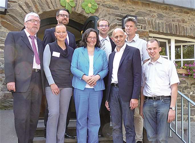 Andrea Nahles umringt von Vertretern der Jugendherbergen in Altenahr.WM