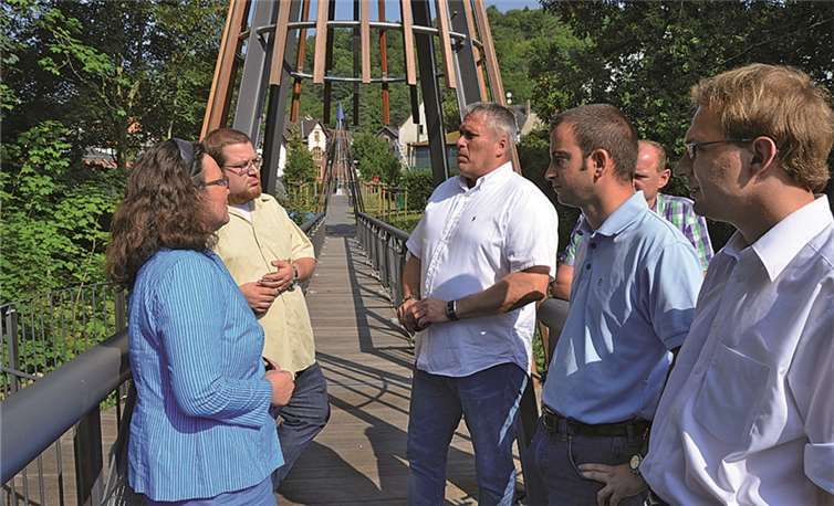 Andrea Nahles wird auf den neuesten Stand der Bauarbeiten an der Brohltalaue gebracht.privat