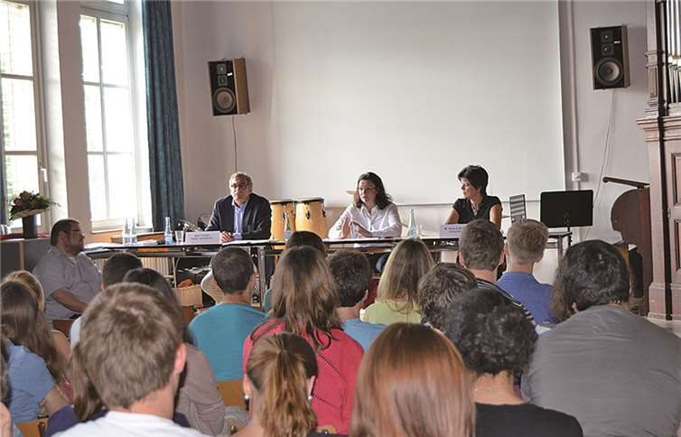 Andrea Nahles zeigte sich erfreut über das rege Interesse der Schülerinnen und Schüler. privat