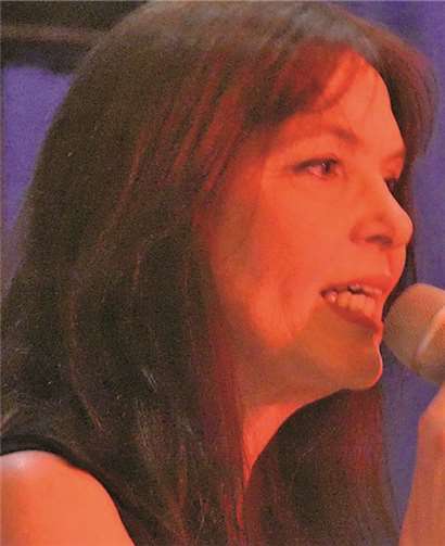 Andrea Neideck moderierte das Programm und sang in unterschiedlichen Stilrichtungen. privat