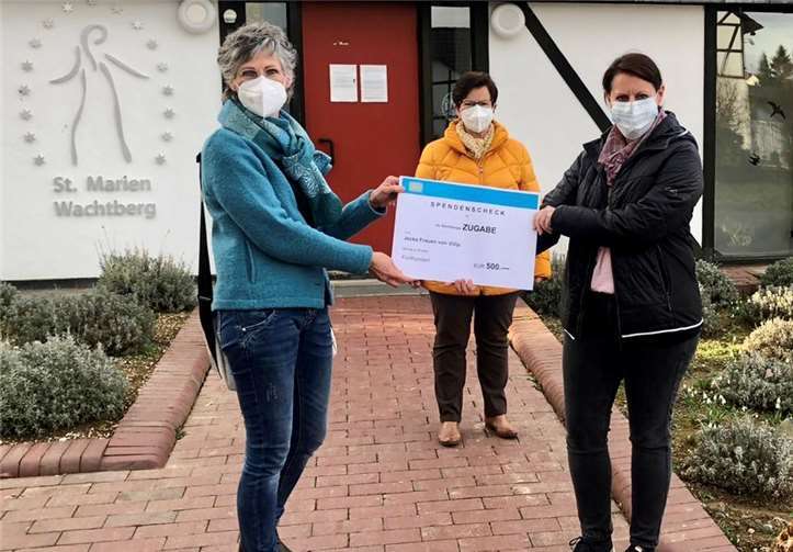 Andrea Neu (Projektleiterin der Wachtberger Zugabe, links), Andrea Hoffmann (Mitspielerin der Jecken Frauen, rechts) und im Hintergrund Hannelore Hoffmann (ebenfalls Mitspielerin der Jecken Frauen). Foto: privat
