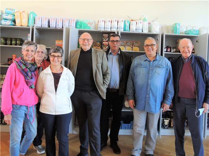 Andrea Neu (links), Dr. Dieter Braun, Volker Gütten (beide Mitte) mit Ehrenamtlichen der Wachtberger ZUGABE. Foto: privat