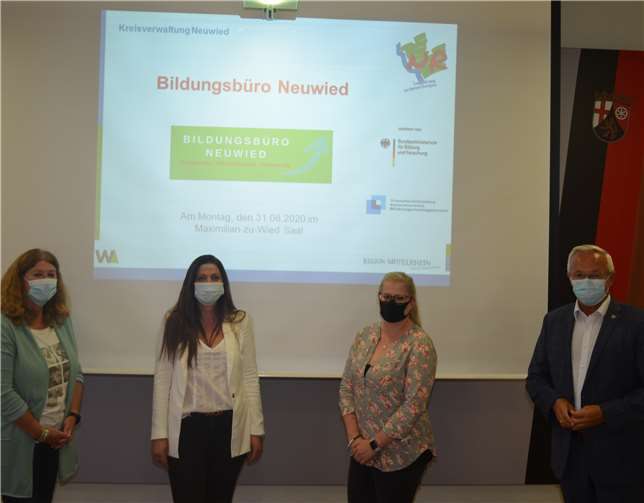 Andrea Oosterdyk und Laura Schaaf vom Bildungsbüro (1. und 3. v.l.) gemeinsam mit Landrat Achim Hallerbach mit der Vorsitzenden Violeta Jasiqi vor Beginn der 1. Beiratssitzung seit Monaten.Foto: Kreisverwaltung