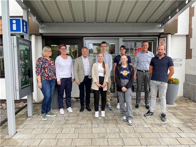 Andrea Plotzki, Stephanie Flemmer, Hans-Werner Breithausen, Leonie Kahlenbach, Dennis Glitza, Leopold Klauck, Franka Schäfer, Dieter Reimann und Harald Baumann (v.l.). Foto: Heike Kurz