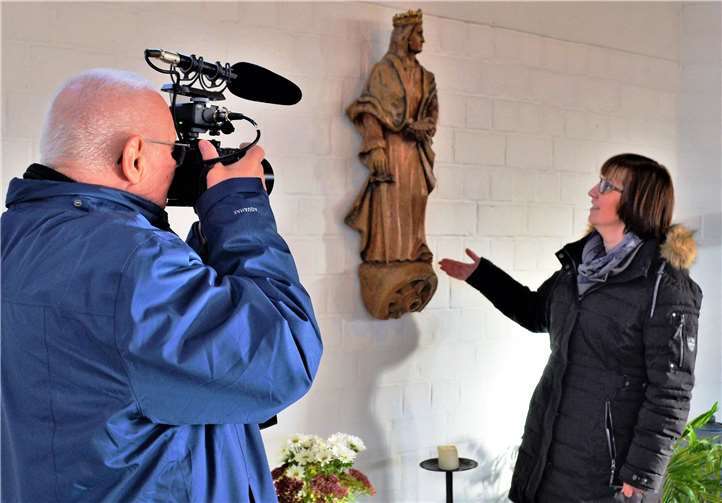 Andrea Prämaßing erklärt die Kirche, an der Kamera Elmar Gafinen.Foto: privat