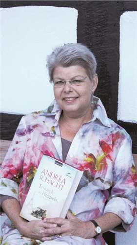 Andrea Schacht mit ihrem neuen Buch. GW