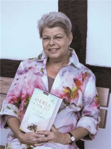 Andrea Schacht mit ihrem neuen Buch.  Gemeinde Wachtberg