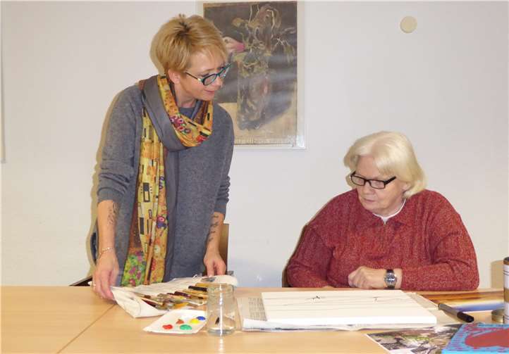 Andrea Schiffgen (links) mit Teilnehmerin Marianne Marnette während des Kurses.Privat