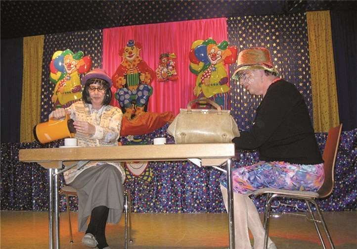 Andrea Schmitt und Uschi Ackermann hatten mit ihrem Vortrag „Das Familiengebiss“ die Lacher auf ihrer Seite. privat