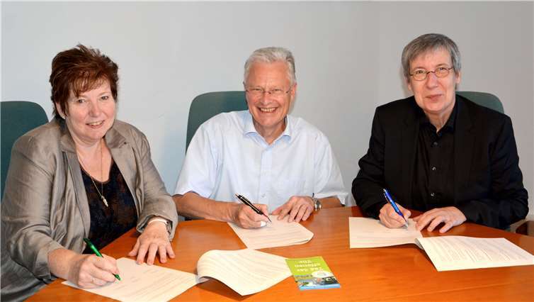 Andrea Simon von der Wirtschaftsförderungs-Gesellschaft Rhein-Lahn, Landrat Frank Puchtler und die Präsidentin der Universität Koblenz-Landau Prof. Dr. May-Britt Kallenrode (von links) unterzeichneten jetzt den Kooperationsvertrag. Foto: Uwe Rindsfüßer