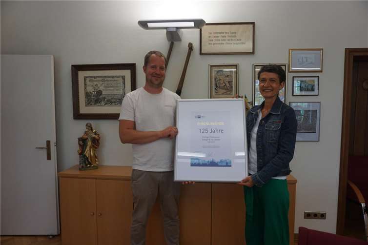 125 Jahre Kettiger Thonwerke Andrea Stenz, IHK-Regionalgeschäftsführerin Ahrweiler, würdigte das langjährige Engagement des Familienbetrieb.  Foto: Simon Schaaf