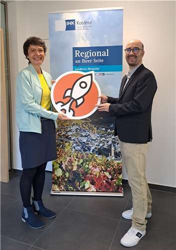 Andrea Stenz (IHK-Regionalgeschäftsführerin), Tino Hackenbruch (Leiter der Wirtschaftsförderung).  Foto: Daniela Bluhm
