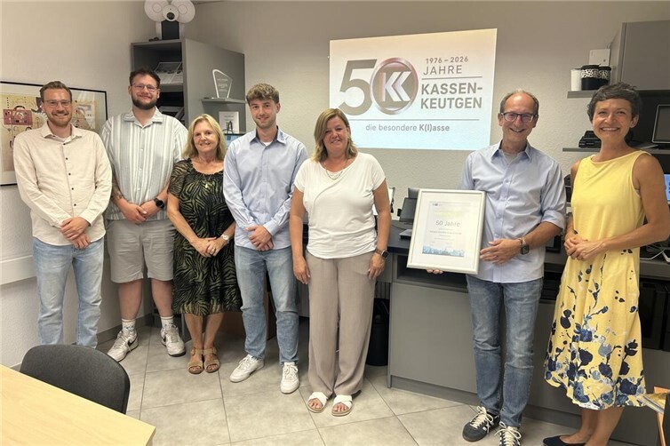 Andrea Stenz, IHK-Regionalgeschäftsführerin, überreichte die Jubiläumsurkunde an Geschäftsführer Thomas Keutgen und sein Team.