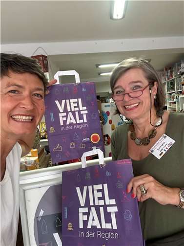 Andrea Stenz (IHK, l.) übergab an Kerstin Sievert (RMI, r.) das von der IHK bereit gestellte Werbematerial zur Aktion „Heimatshoppen“. Foto: Andrea Stenz, IHK